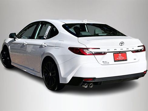 Used 2025 Toyota Camry SE image 4