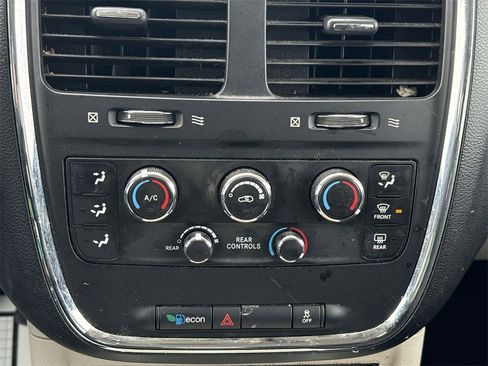 Used 2016 Dodge Grand Caravan SXT image 16