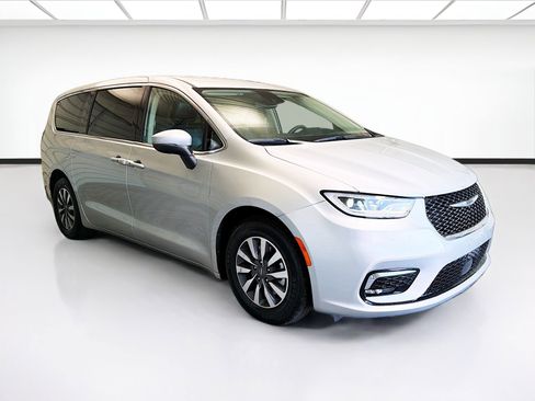 Used 2023 Chrysler Pacifica Touring-L FWD image 3
