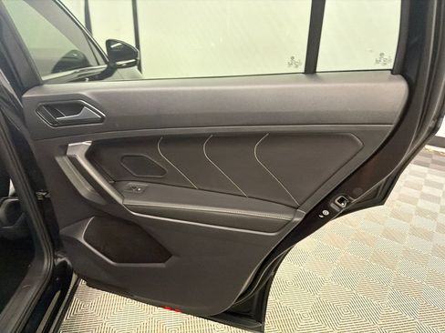 Used 2023 Volkswagen Tiguan SE w/ Panoramic Sunroof Package FWD image 17