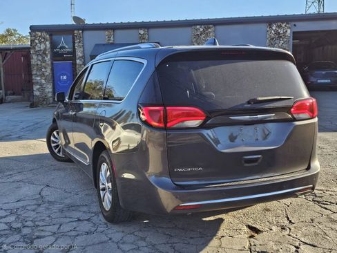 Used 2019 Chrysler Pacifica Touring-L FWD image 3