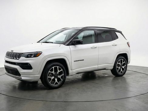 Used 2025 Jeep Compass Limited AWD/4WD image 3