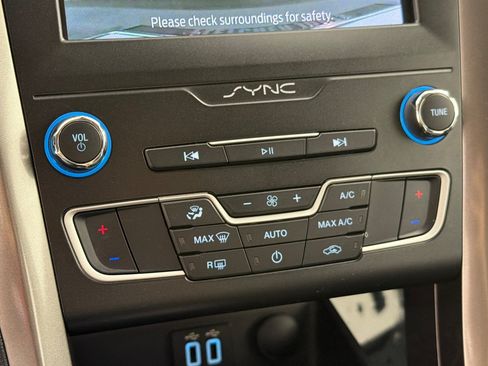 Used 2019 Ford Fusion SE FWD image 19