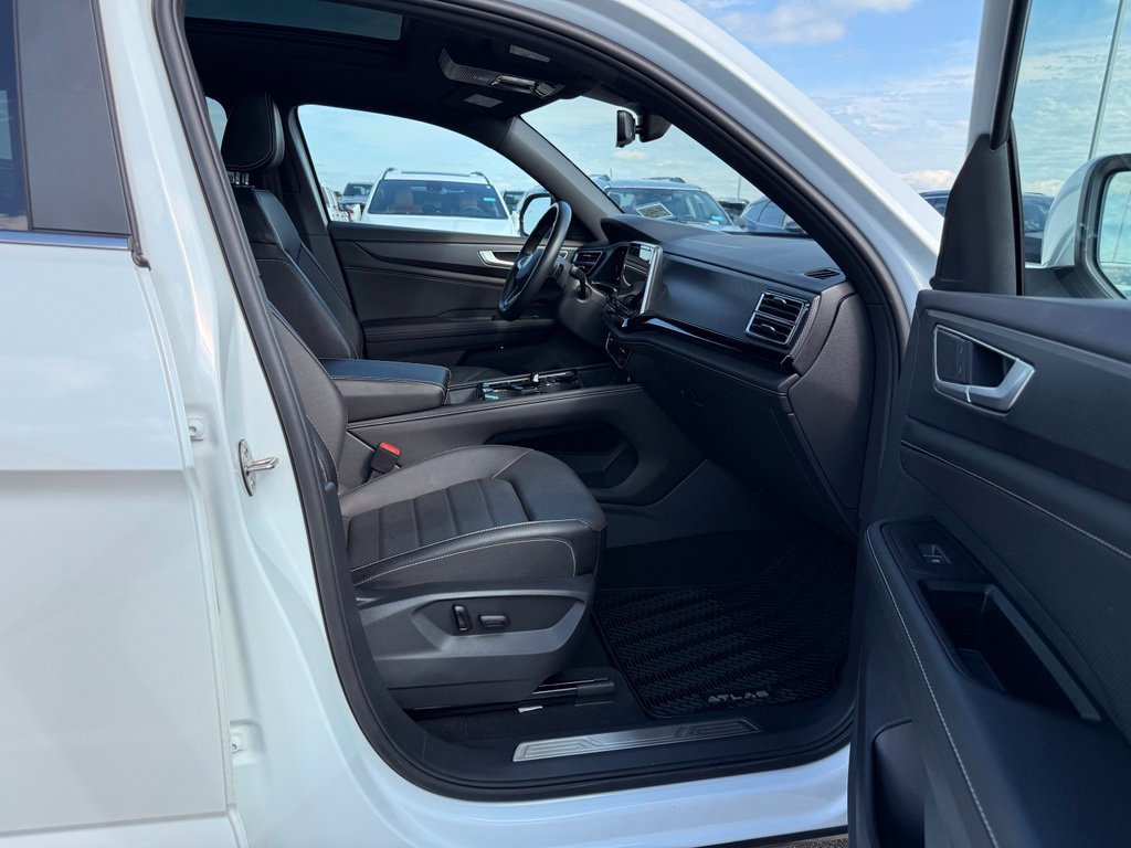 Used 2024 Volkswagen Atlas Cross Sport SEL R-Line AWD/4WD image 27