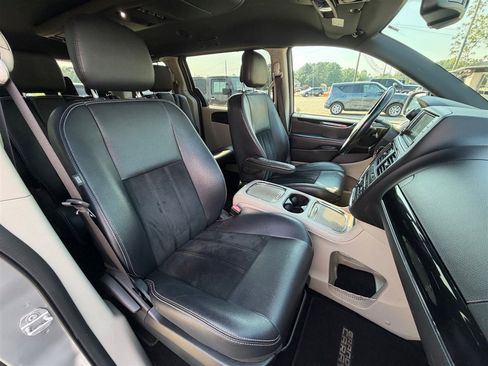 Used 2017 Dodge Grand Caravan SXT w/ Driver Convenience Group FWD image 19