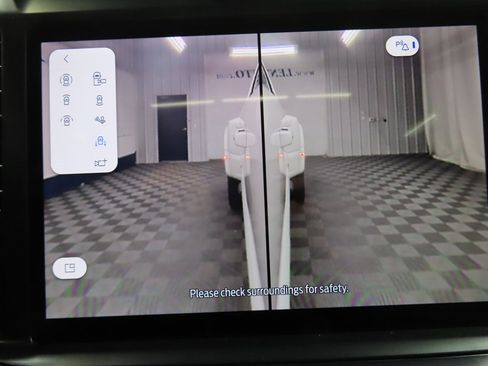 Used 2025 Ford F450 Platinum w/ FX4 Off-Road Package image 19