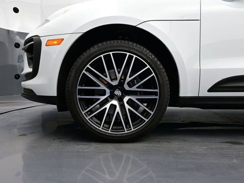Certified 2025 Porsche Macan AWD/4WD image 6