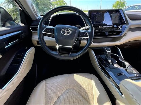 Used 2020 Toyota Highlander Limited FWD image 6