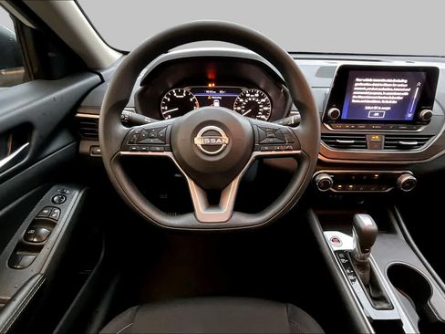 Used 2025 Nissan Altima 2.5 SV FWD image 6