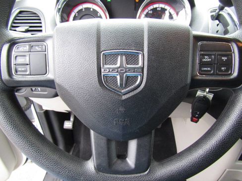 Used 2019 Dodge Grand Caravan SE w/ UConnect Hands-Free Group image 20