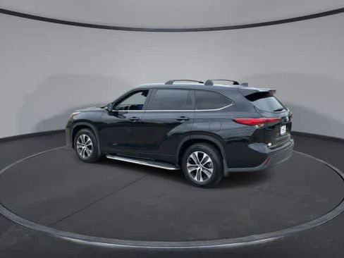 Used 2023 Toyota Highlander XLE FWD image 6