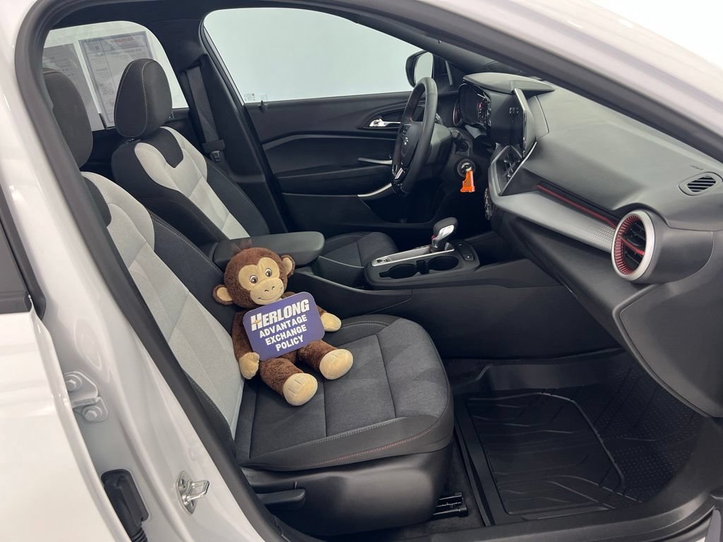Used 2025 Chevrolet Trax RS w/ Sunroof Package FWD image 25