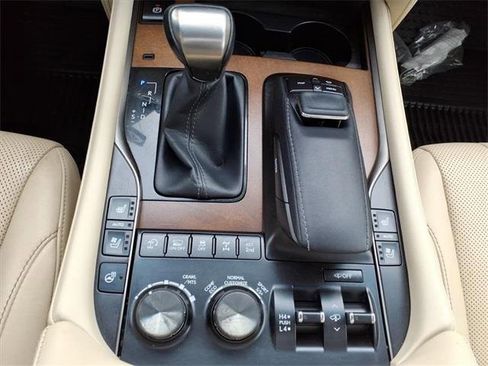 Used 2020 Lexus LX 570 4WD w/ 3rd Row & Luxury Pkg image 28