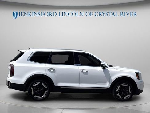 Used 2024 Kia Telluride EX w/ EX Captain's Chair Package FWD image 2