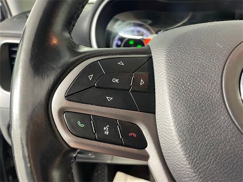 Used 2019 Jeep Cherokee Latitude Plus w/ Comfort/Convenience Group image 11