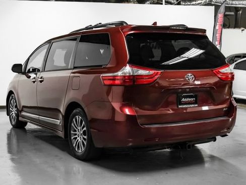 Used 2019 Toyota Sienna XLE Premium FWD image 12