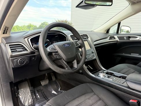 Used 2019 Ford Fusion SE FWD image 13