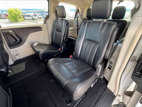 Used 2014 Chrysler Town & Country Touring image 19
