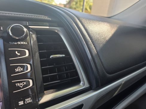 Used 2018 Toyota Highlander Limited w/ Carpet Mat Package (TMS) FWD image 16