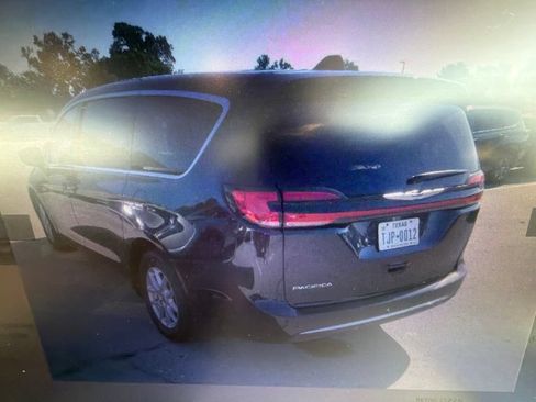 Certified 2023 Chrysler Pacifica Touring-L FWD image 5