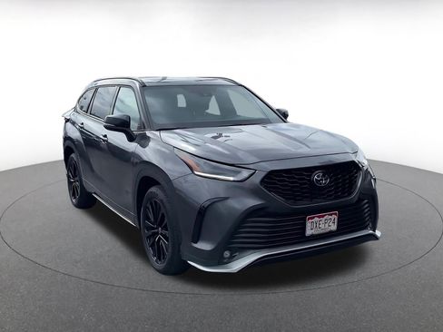 Used 2025 Toyota Highlander XSE image 3