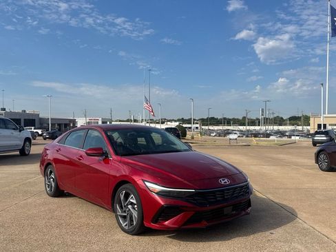 Used 2025 Hyundai Elantra SEL FWD image 2