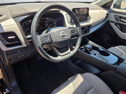 Used 2025 Nissan Rogue SV FWD image 10