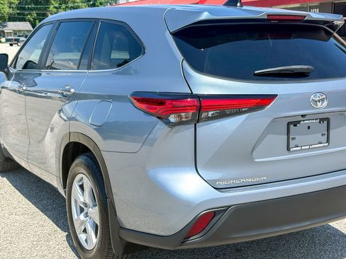 Used 2023 Toyota Highlander LE AWD/4WD image 16