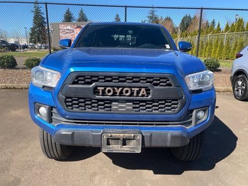 Used 2018 Toyota Tacoma TRD Off-Road w/ Technology Package image 3