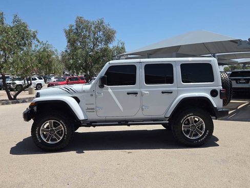 Used 2018 Jeep Wrangler Unlimited Sahara AWD/4WD image 5
