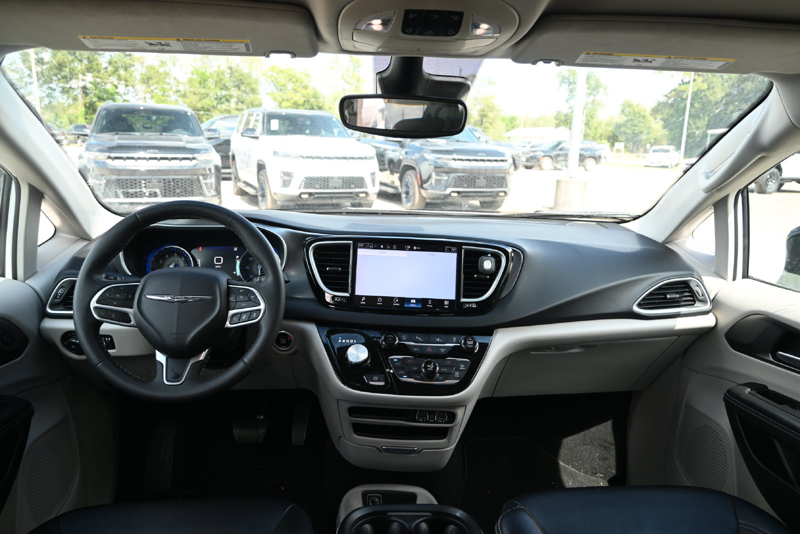 Used 2024 Chrysler Pacifica Touring-L FWD image 25