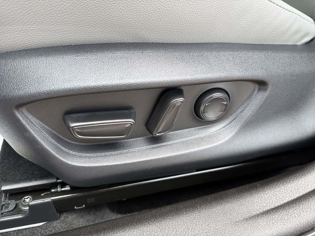 Used 2026 Toyota Camry Hybrid FWD image 19