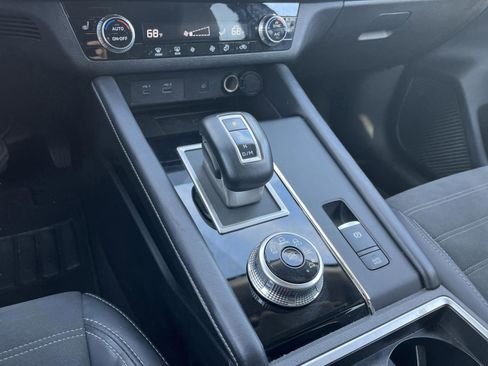 Used 2024 Mitsubishi Outlander SE image 15