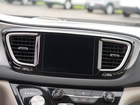 Used 2017 Chrysler Pacifica Touring Plus FWD image 21