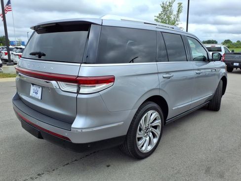 Used 2024 Lincoln Navigator Reserve image 3