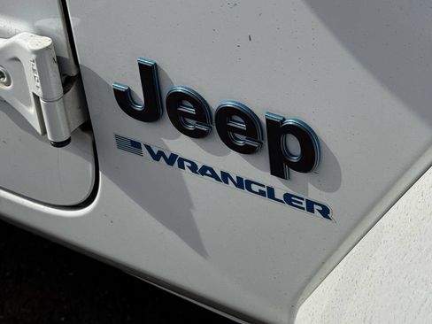 Used 2024 Jeep Wrangler Unlimited AWD/4WD image 2