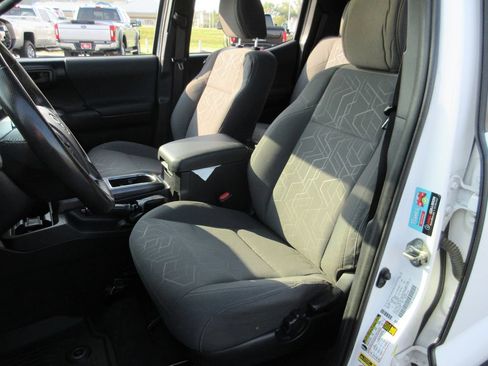Used 2017 Toyota Tacoma TRD Sport AWD/4WD image 20