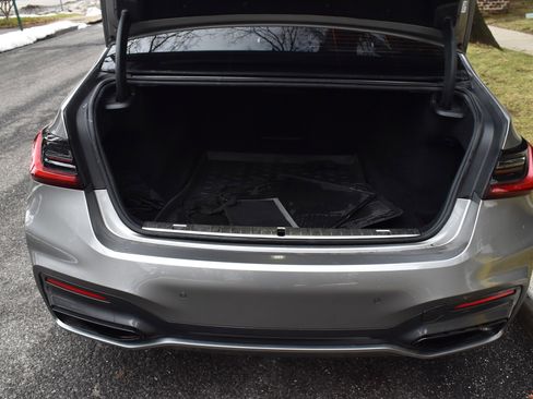 Used 2021 BMW 750i xDrive w/ Executive Package image 18