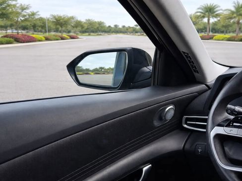 Used 2022 Hyundai Elantra SEL image 23