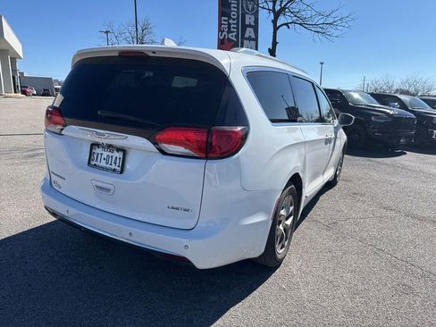 Used 2018 Chrysler Pacifica Limited image 5