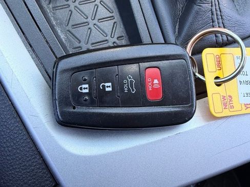 Used 2022 Toyota RAV4 XLE w/ Convenience Package FWD image 14