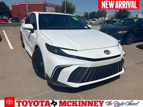 Used 2025 Toyota Camry SE w/ Convenience Package FWD image 1