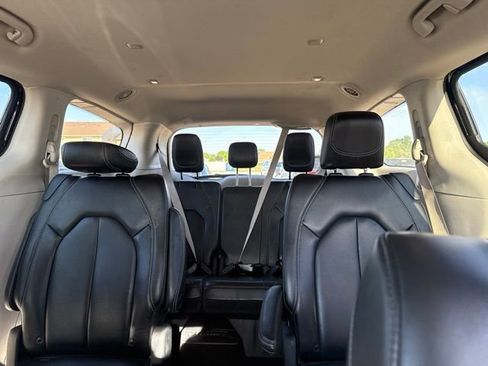 Used 2023 Chrysler Pacifica Touring-L FWD image 15