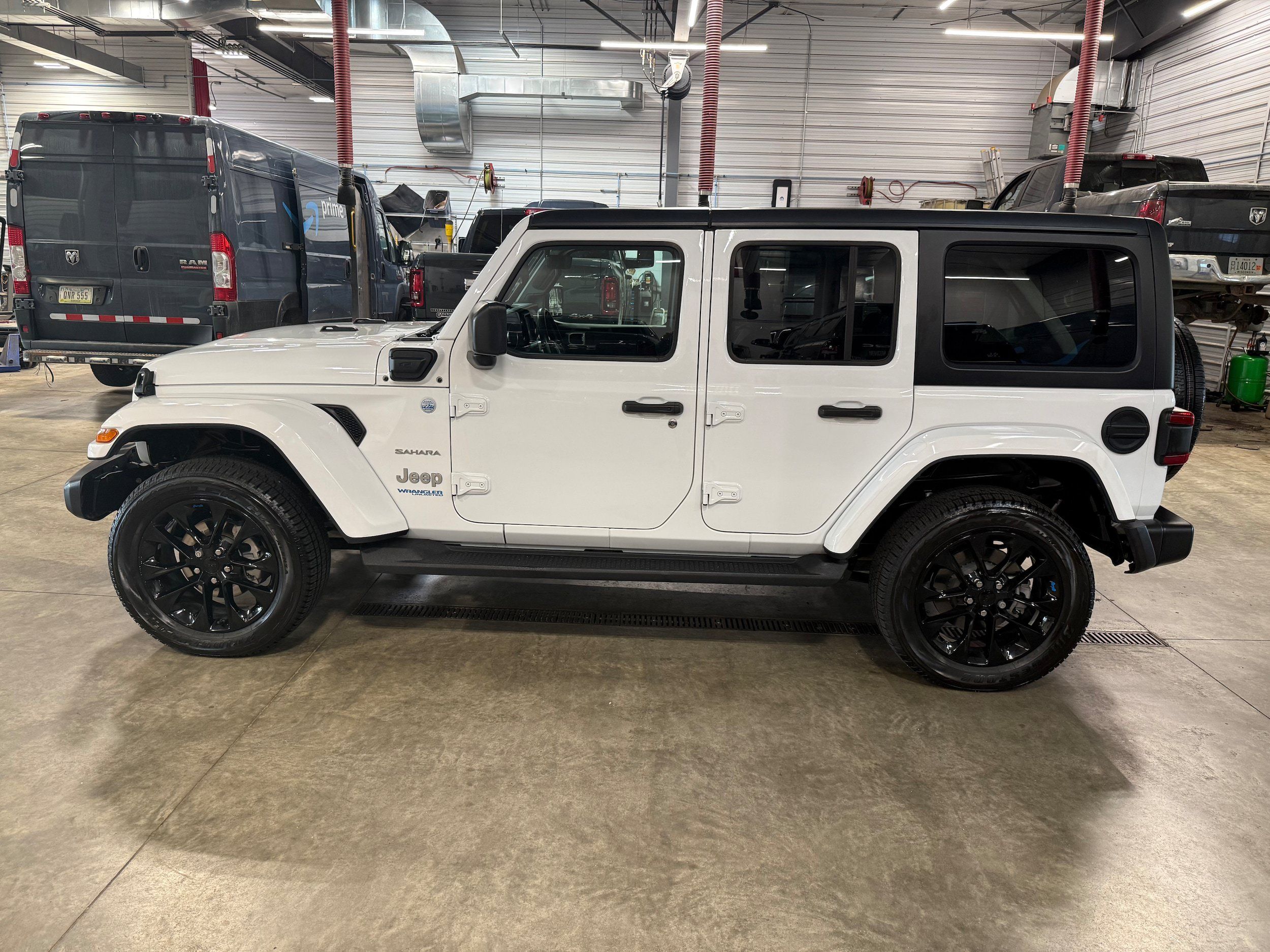 Used 2022 Jeep Wrangler Unlimited Sahara w/ Cold Weather Group AWD/4WD image 30