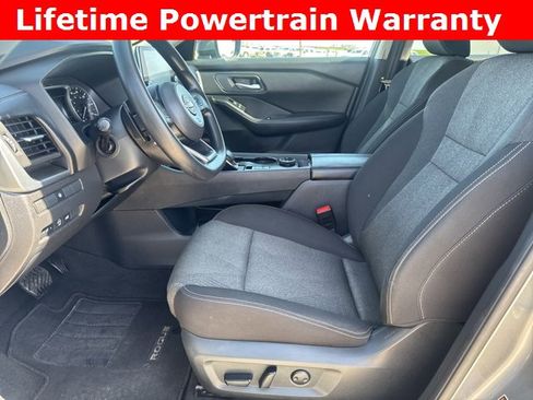 Used 2024 Nissan Rogue SV image 2