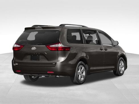 Used 2017 Toyota Sienna LE FWD image 2