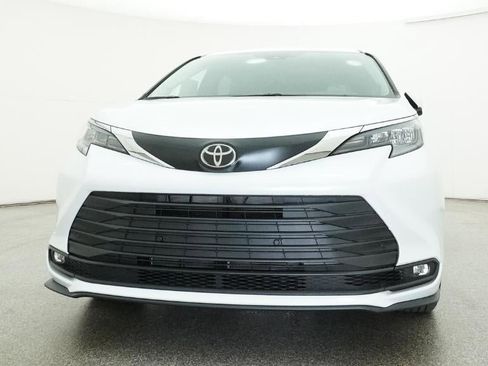 New 2026 Toyota Sienna XLE image 31