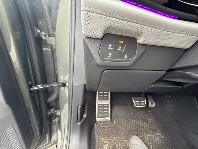 Used 2024 Volkswagen Atlas Peak Edition SEL AWD/4WD image 16