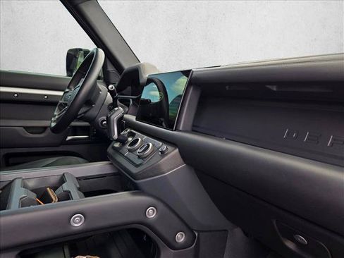 Used 2025 Land Rover Defender 110 X-Dynamic SE AWD/4WD image 19