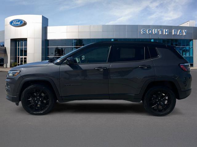 Used 2024 Jeep Compass Latitude w/ Convenience Group AWD/4WD image 2